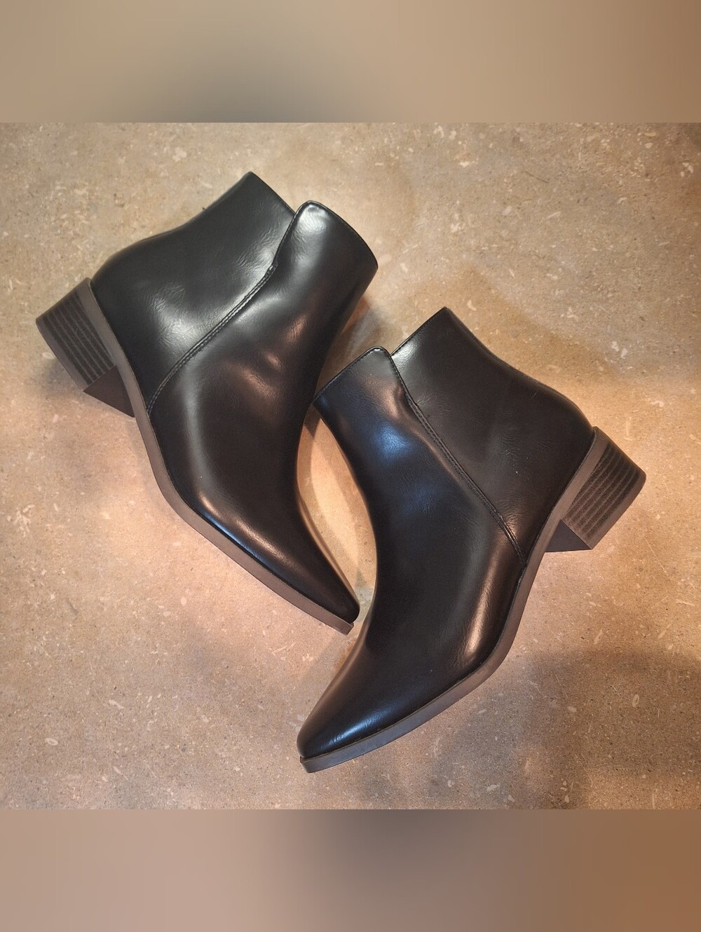 Womens Journee Collection Black Leather Square-Toe Ankle Boots. Sz 10